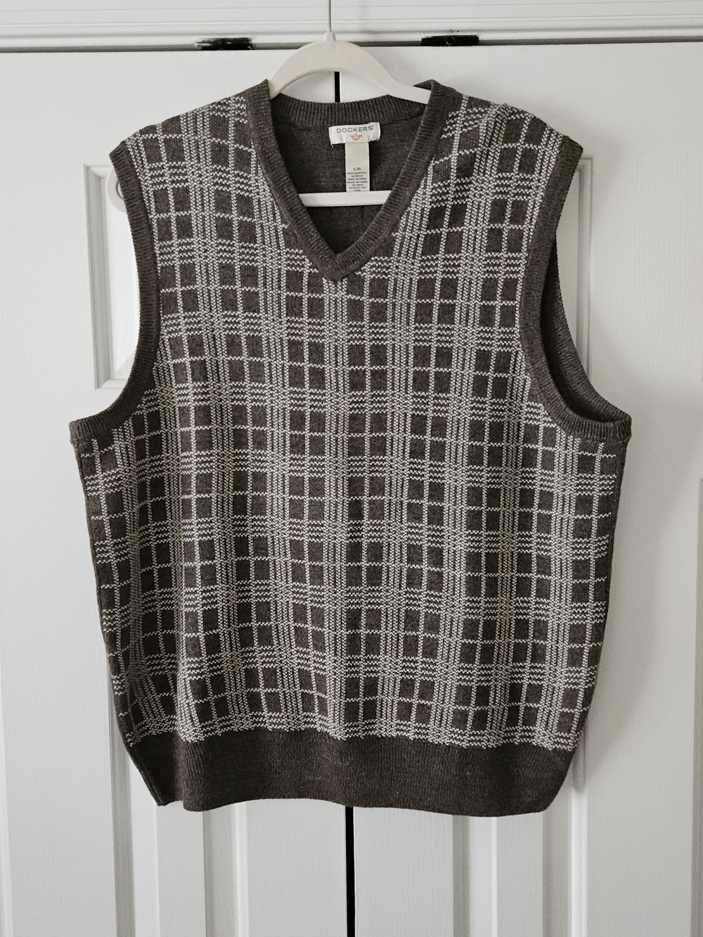 Dockers Men's Sweater Vest V-Neck Plaid Brown/Cream Size L Regular. NEW